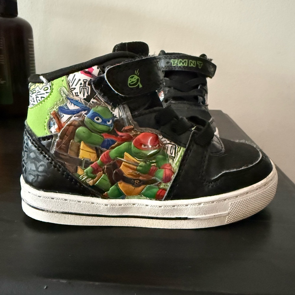 Teenage Mutant Ninja Turtles Size 8 light-up high top sneakers